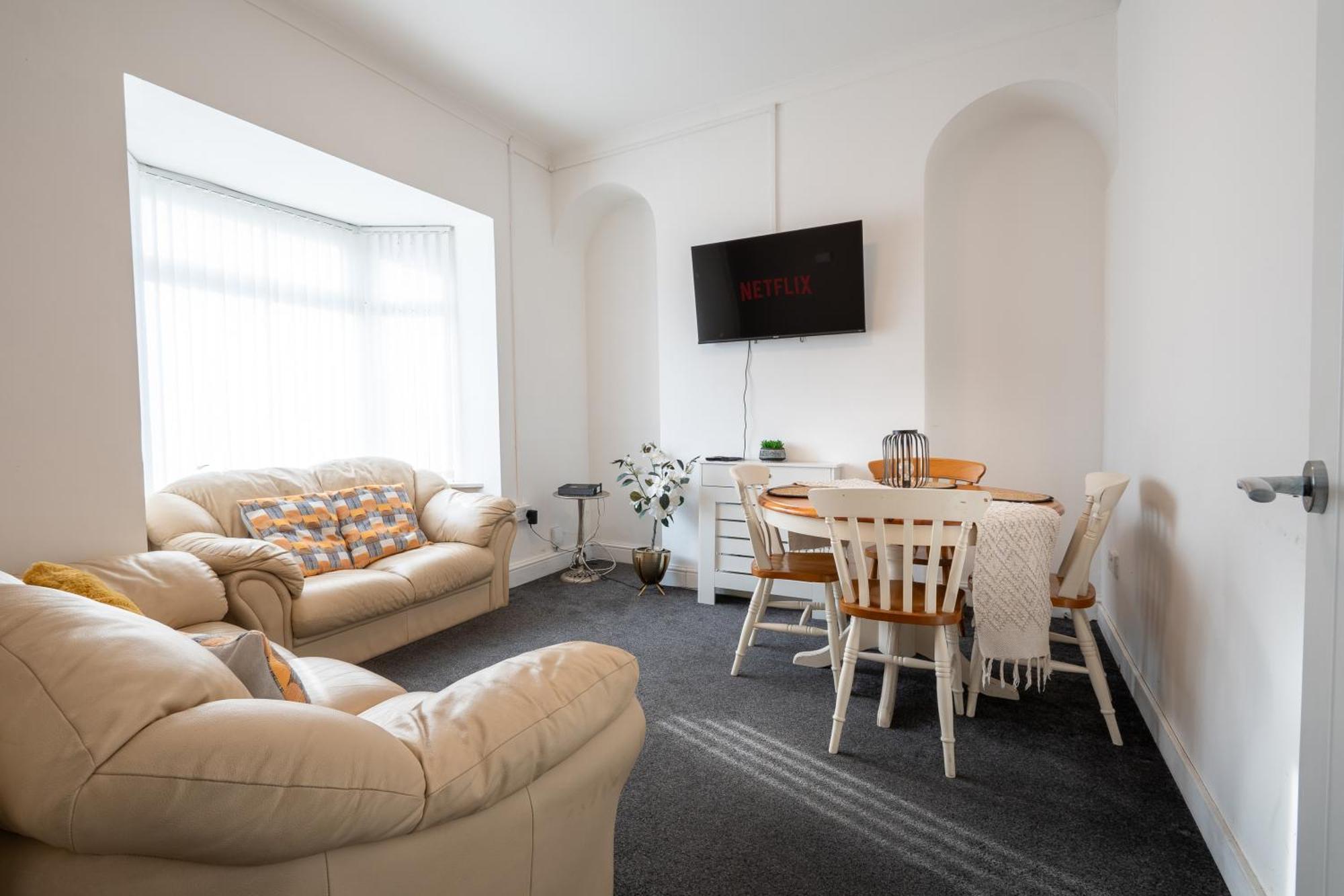 4-Bedroom Home - Ideal For Groups Working Away From Home سوانسي المظهر الخارجي الصورة