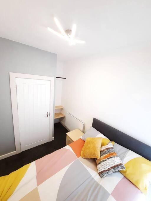 4-Bedroom Home - Ideal For Groups Working Away From Home سوانسي المظهر الخارجي الصورة