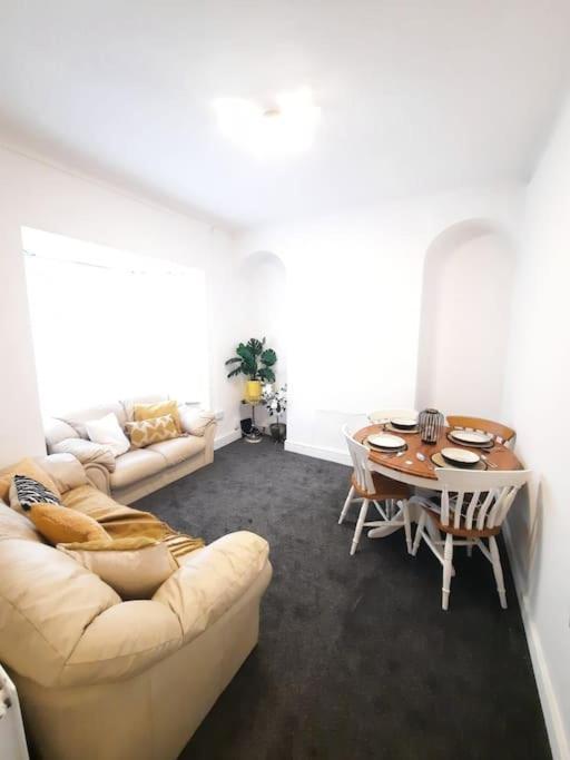 4-Bedroom Home - Ideal For Groups Working Away From Home سوانسي المظهر الخارجي الصورة