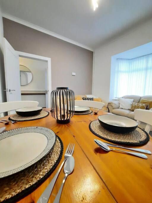 4-Bedroom Home - Ideal For Groups Working Away From Home سوانسي المظهر الخارجي الصورة